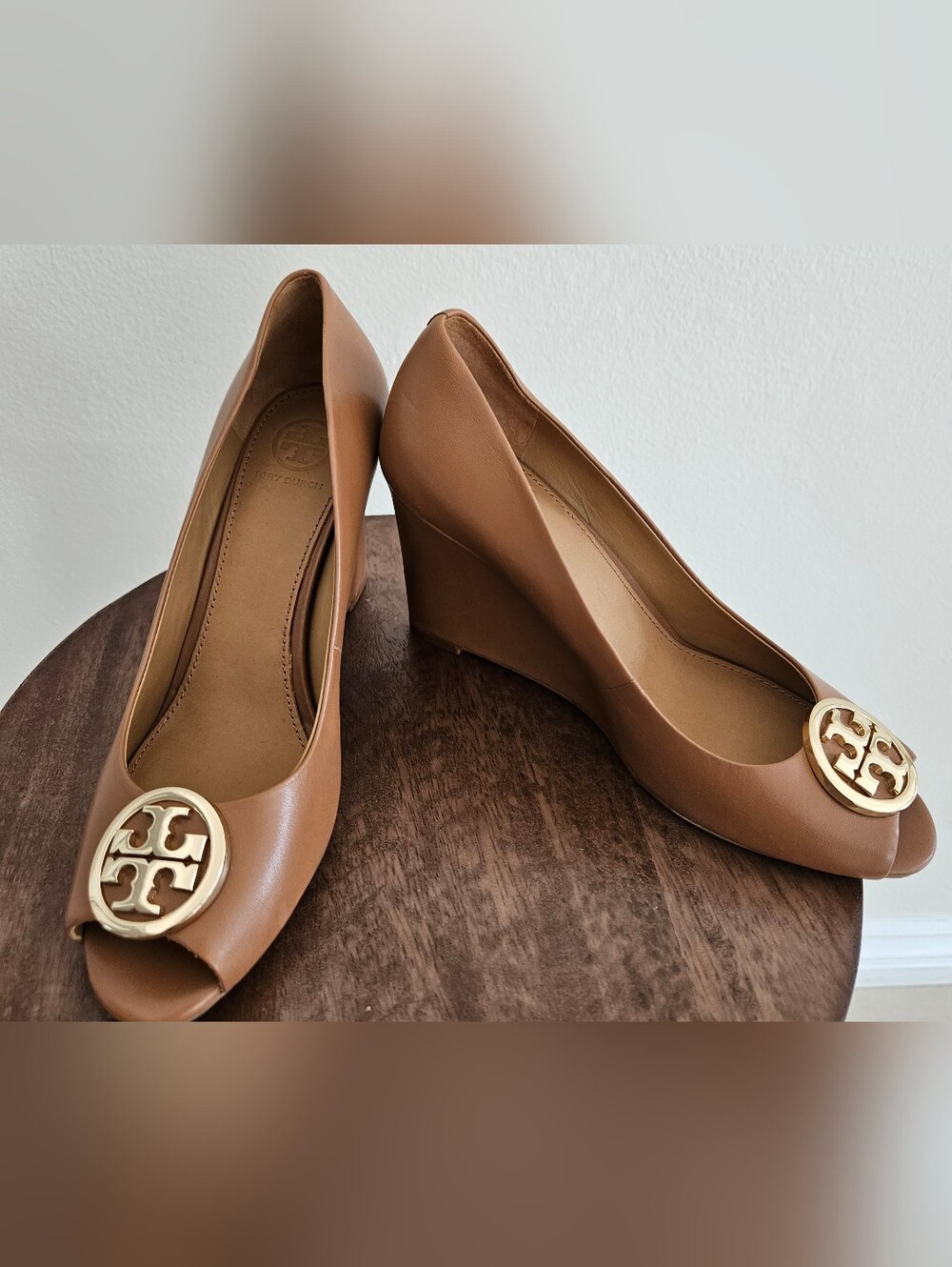 Tory Burch Women’s Tan Leather Peep-Toe with Gold Logo - Picture 3 of 7